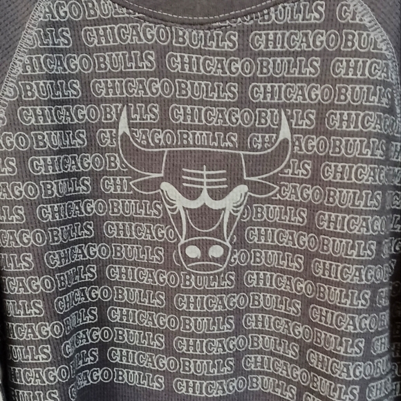 UNK NBA BLUE LABEL YOUTH MED BLACK THERMAL WAFFLE KNIT L/S CHICAGO BULLS SHIRT - Picture 3 of 8
